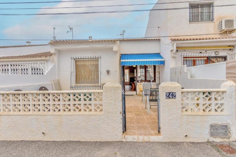 Dom 3+kk s terasou a bezénom Torrevieja-La Mata, Španielsko - 24