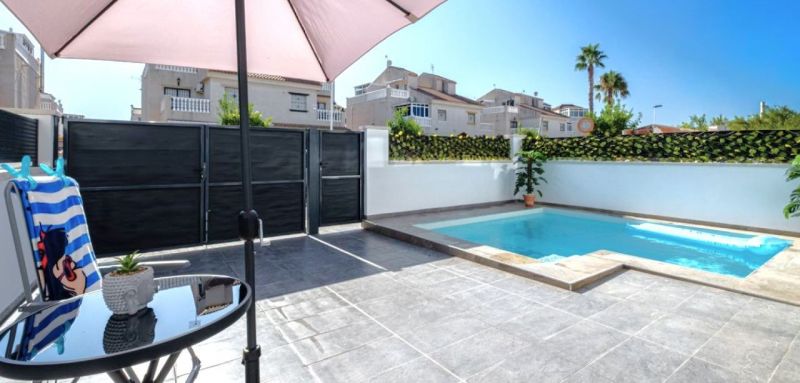 Modrený 2 podlažný dom 4+kk s bazénom, Torrevieja-Španielsko - 19